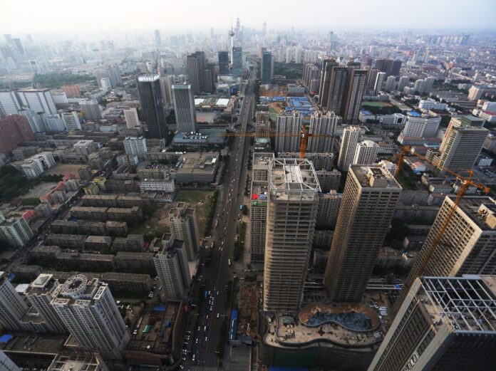 Люди едят блины и сметану на фестивале в Шэньяне, Китай