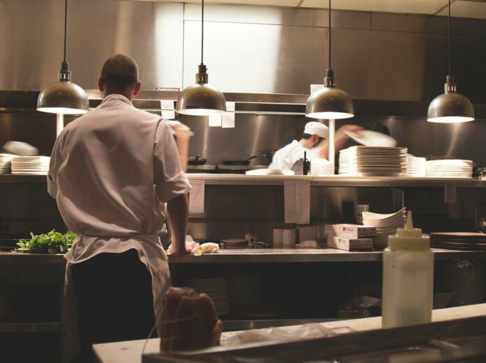 График, показывающий увеличение процента россиян, оставляющих чаевые в ресторанах, с акцентом на роль QR-кодов.