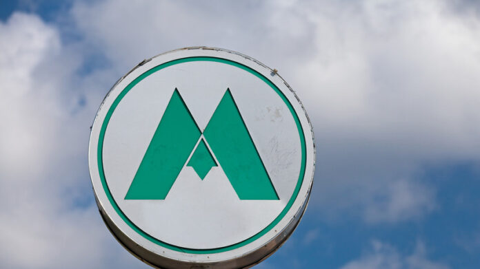 Пассажиры используют смартфоны для оплаты проезда в метро Казани с QR-кодами, интернет в тоннелях, современные турникеты