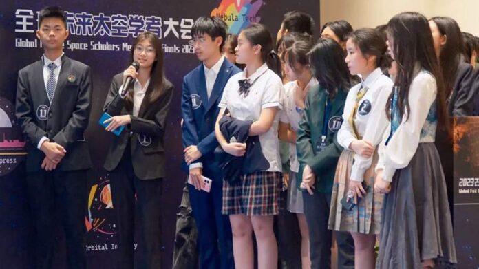 Российские школьники в футуристической форме работают над моделью города на астероиде, используя виртуальную реальность и 3D-принтеры.