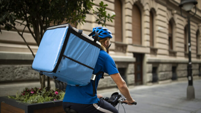 Иллюстрация: Роспотребнадзор вскрывает упаковку с едой, символизируя требование прозрачности в доставке.