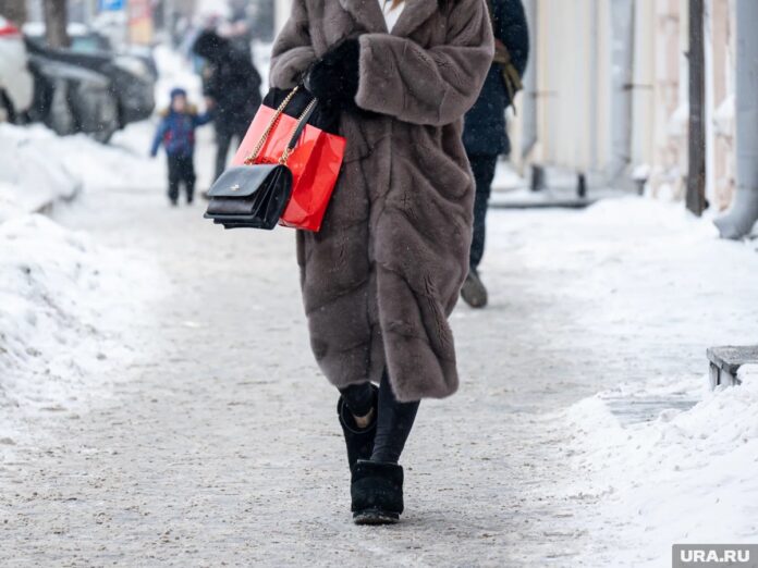 Женщина в роскошной соболиной шубе, вдохновленная русским народным стилем, на фоне Уральских гор