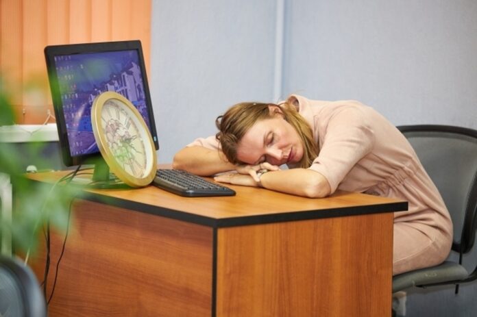 Изображение совы, сидящей на ветке дерева ночью, с загадочным свечением глаз, символизирующее образ «совы» и отложенного старта.