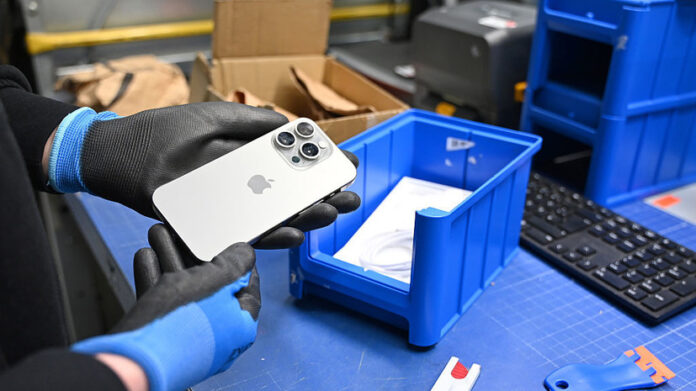 Иконка замка на фоне логотипа Android, символизирующая конфиденциальность данных при ремонте телефона.