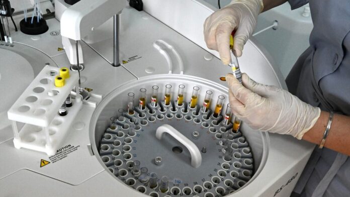 Изображение, символизирующее сложность и достижения в химии, возможно, с изображением молекулярной структуры кольца или научной лаборатории.