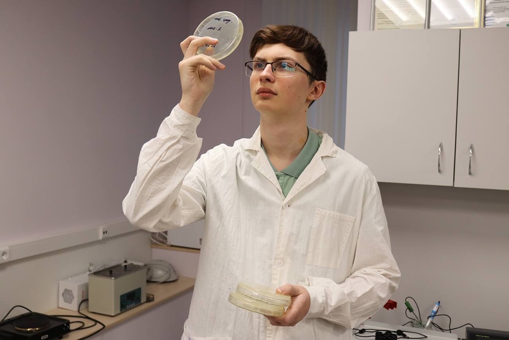 Юный биолог за работой