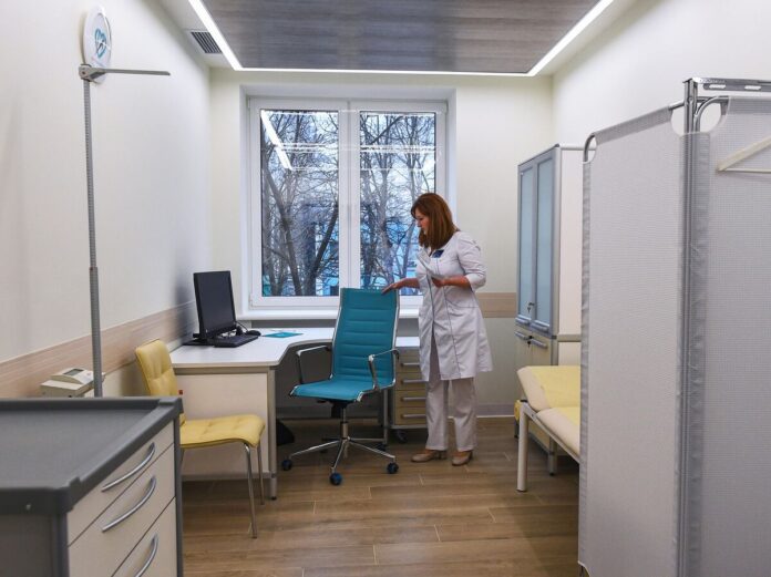 Иллюстрация, символизирующая переход от традиционных больничных коридоров и очередей к современному цифровому решению через мессенджер Max.