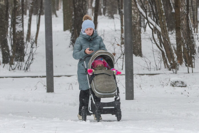 Изображение, символизирующее неожиданный финансовый сюрприз от детей родителям, возможно, с намеком на семейный бюджет и отдых.