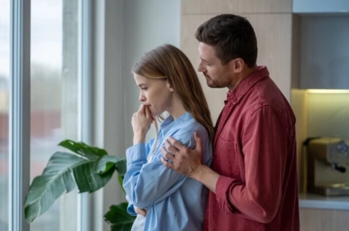 Изображение, символизирующее контраст между романтическим жестом (букет роз) и практичным действием (прибитая полка) в контексте отношений.