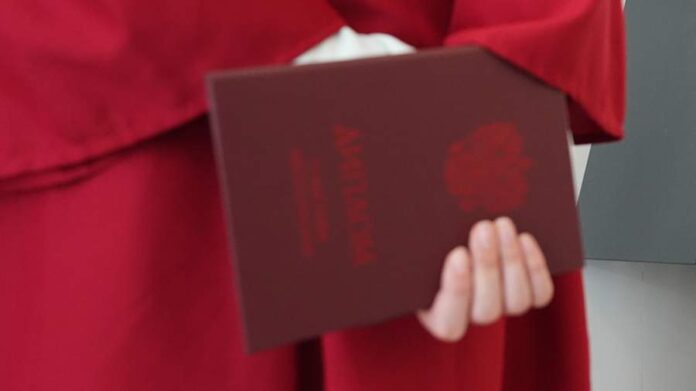 Министр Котяков выступает на пресс-конференции, посвященной проблеме дефицита кадров в инженерной сфере.