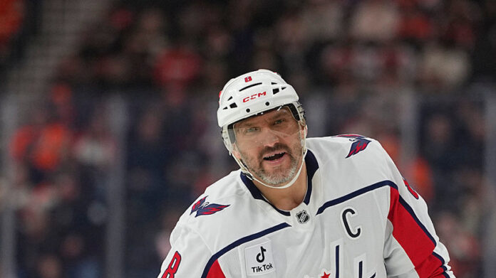 Александр Овечкин в свитере Вашингтон Кэпиталз под номером 8, на фоне - символика, связанная с его достижениями и, возможно, драконы.