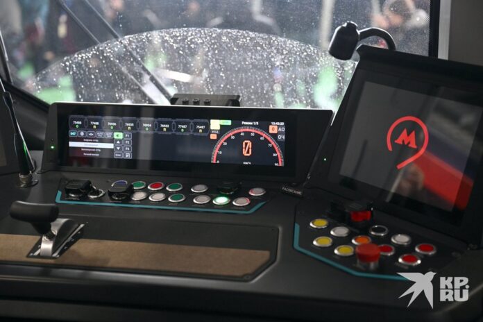 Иллюстрация космического шаттла, приземлившегося в подземном тоннеле метро, с машинистами, одетыми в футуристические костюмы, улыбающимися и показывающими большой палец вверх.