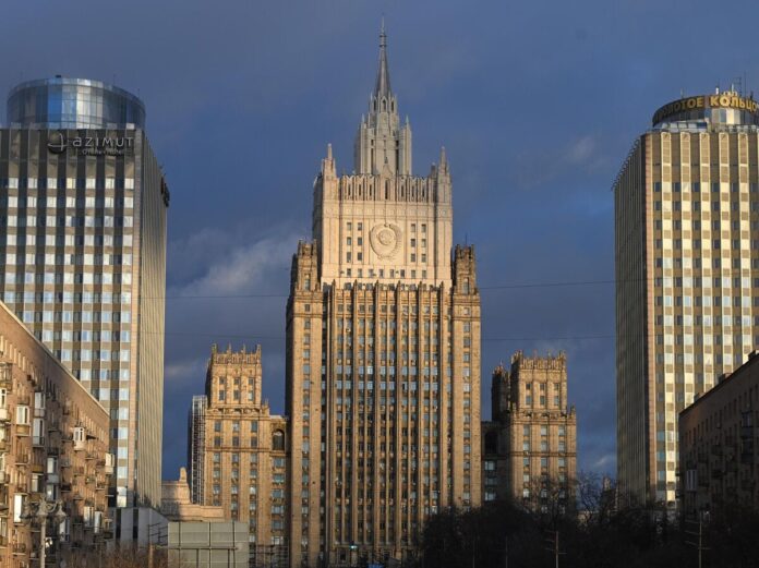 Изображение, символизирующее тайную жизнь дипломатических курьеров, с элементами, отсылающими к генералиссимусу с пакетом и поэту под прикрытием.