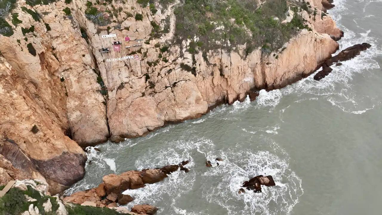 Посетители кофейни на высоте