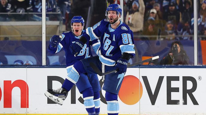 Игроки в хоккей на льду, один из которых, предположительно, демонстрирует необычайную реакцию или предвидение.