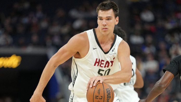 Фотография игрока Голдина в форме Майами Хит, празднующего заброшенный мяч на баскетбольной площадке