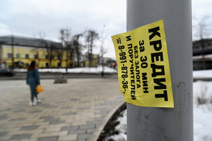 Изображение, символизирующее конец мошенничества с микрозаймами: перечеркнутая кредитная карта, паспорт и знак стоп.