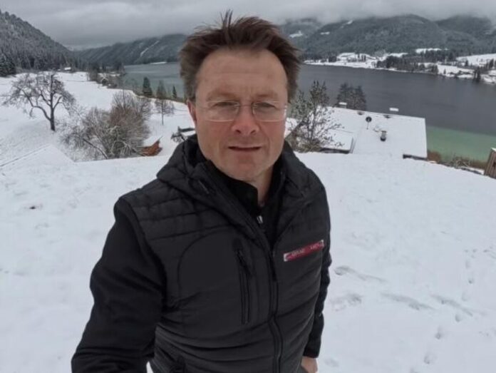 Австрийский путешественник Герфрид на своем шестиколесном вездеходе в живописном российском бездорожье, демонстрируя преодоление трудностей с помощью Google-переводчика.