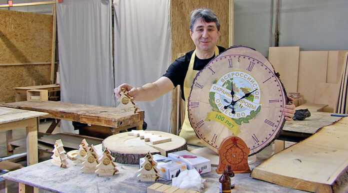 Главная елка Кремля после новогодних праздников разбирается на части, которые затем перерабатываются в различные предметы, символизирующие российское производство и национальную гордость, включая часы и клюшки для хоккея.