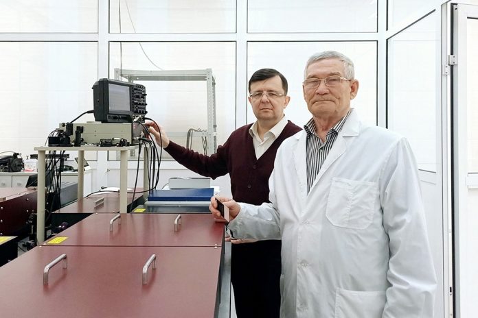 Белый лазер, созданный томскими физиками, излучает яркий свет, напоминающий радугу