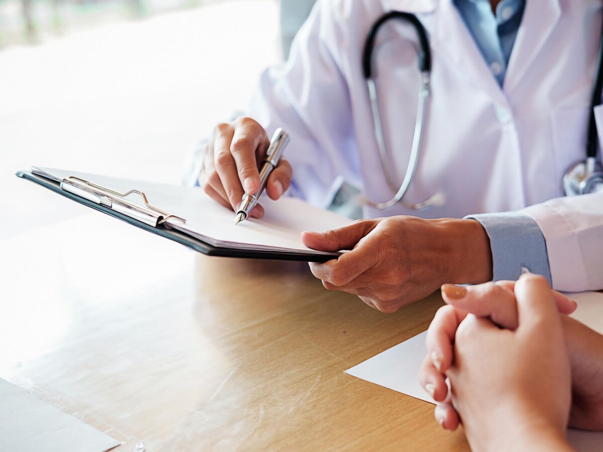 Врач и пациент обсуждают лечение