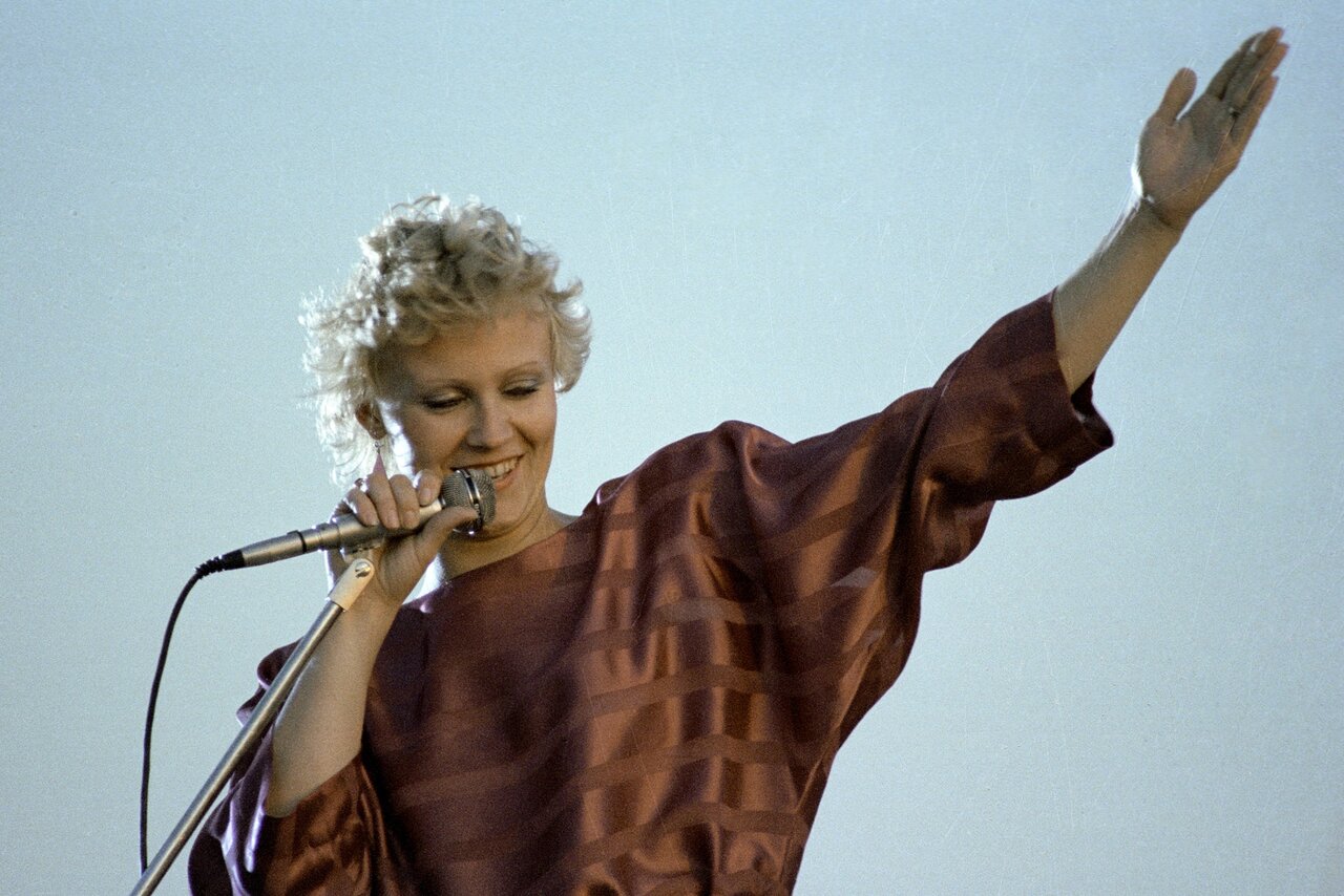 Анне Вески улыбается