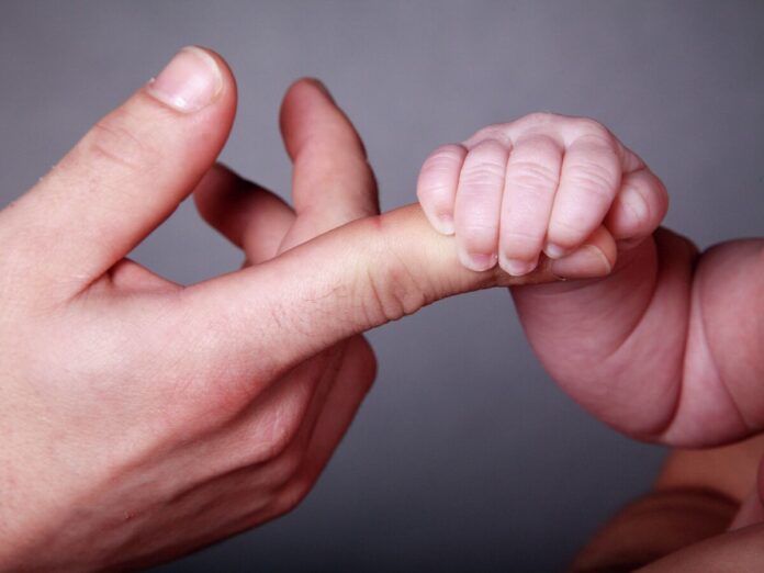 Изображение, символизирующее научный поиск и загадку необычных способностей, возможно, с отсылкой к персонажу Шелдона Купера.