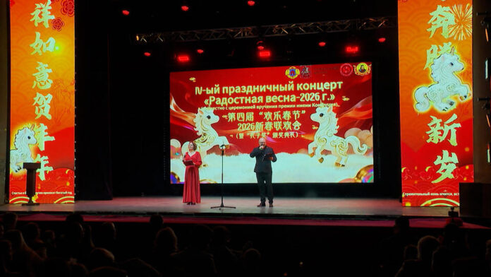 Красный дракон, украшающий сцену рок-клуба «Горбушка» во время празднования Года Лошади