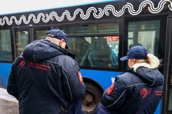 Изображение, символизирующее детство и транспорт, возможно, дети, играющие с моделями автомобилей или поездов, на фоне дорожных знаков или карты.