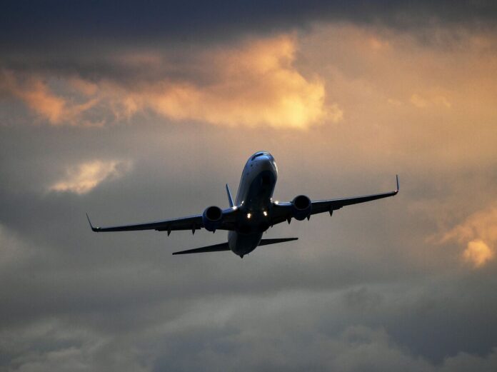 Карта мира с отмеченными Москвой и Аддис-Абебой, соединенными линиями, символизирующими мосты и связь между городами. На фоне - стилизованные изображения, отсылающие к наследию Пушкина и истории Эфиопии.