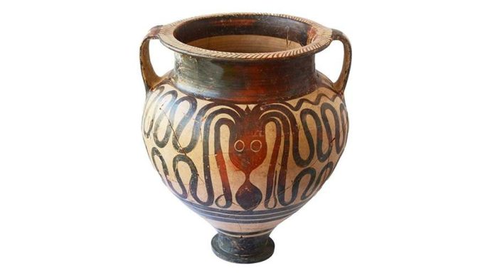 Археологические находки из гробницы бронзового века на Кипре, включая золотые украшения и керамику, сохранившиеся благодаря обрушившемуся потолку.