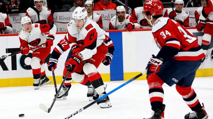 Хоккеисты «Вашингтона» празднуют победу над «Каролиной», отыгравшись с 0:3