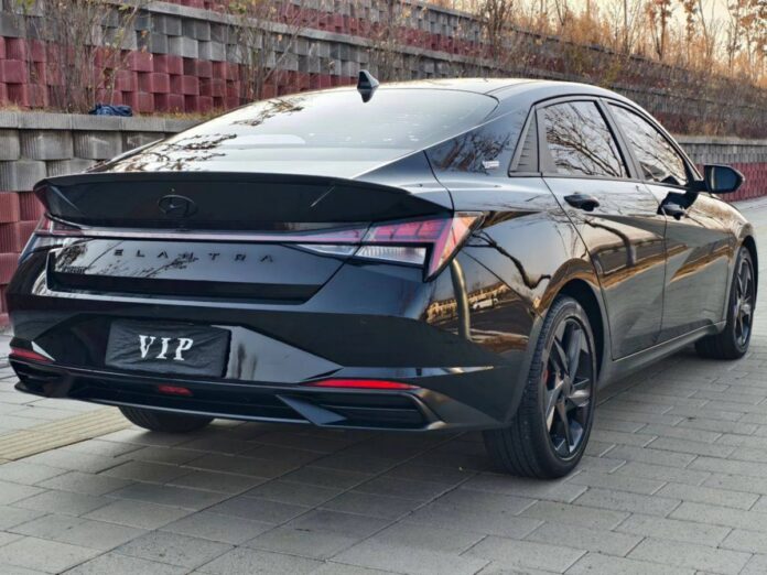 Красный корейский автомобиль на заснеженной дороге в Китае, во время путешествия по Великому Шелковому пути 2.0