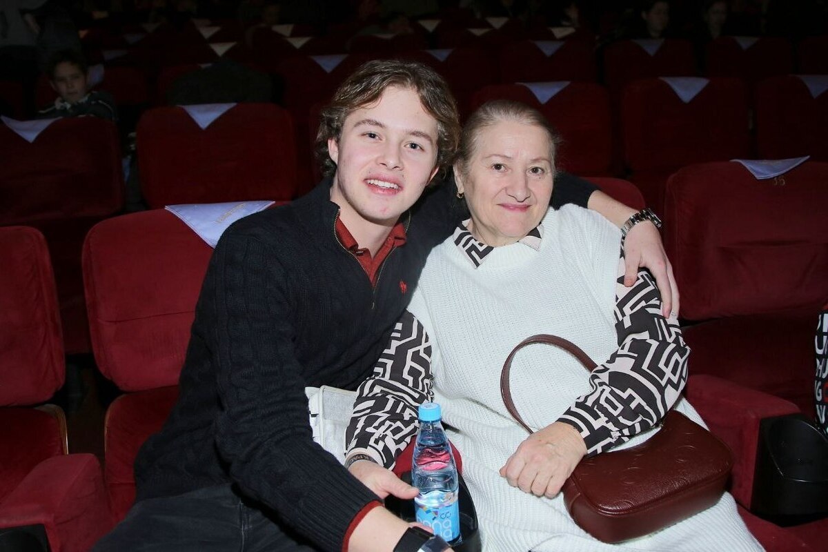 Леон Кемстач с бабушкой