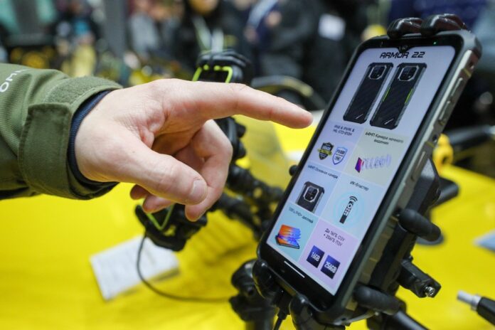 Женщина с недовольным выражением лица держит в руках косметичку, рядом лежат несколько коробок с товарами с логотипами маркетплейсов.