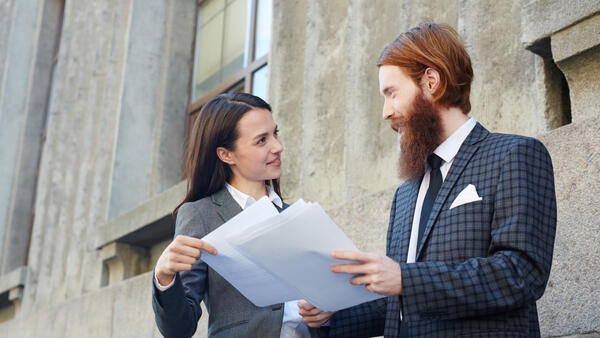 Китайская девушка изучает резюме кандидата