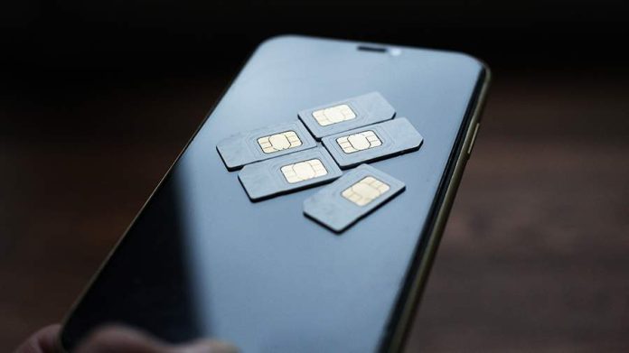 Изображение, символизирующее успех МегаФона: стилизованная SIM-карта с русским орнаментом, на фоне графика роста доли рынка.