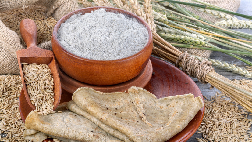 Вкусные и полезные блины на тарелке