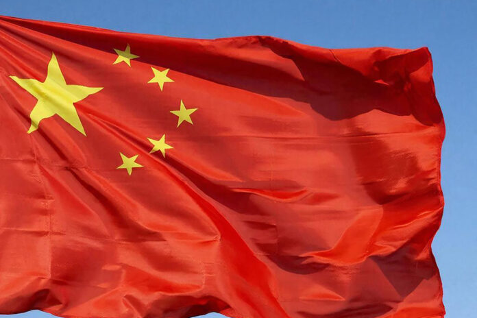 Иллюстрация: люди в очереди за пельменями, символизирующая массовое стремление к традиционной еде в Китае в 2026 году.