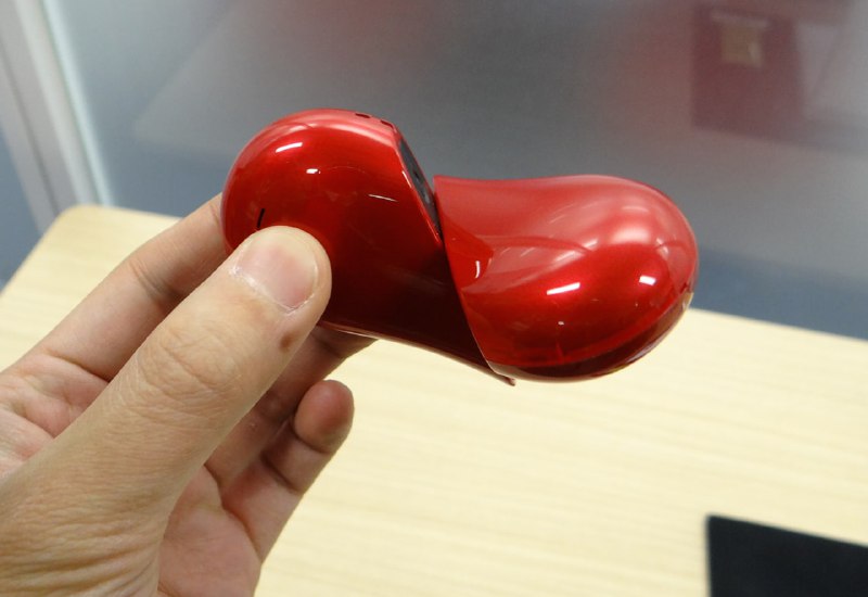 Девушка с телефоном-сердцем