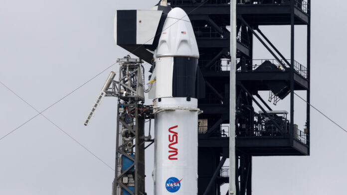 Космонавт Андрей Федяев в скафандре на фоне Земли, готовится к прыжку из стратосферы.