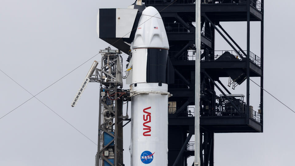 Взлет ракеты на фоне неба