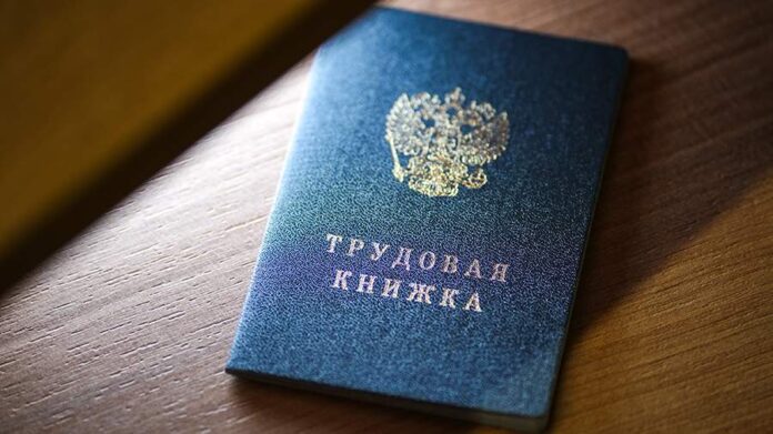 Иллюстрация, символизирующая опыт и ценность зрелых специалистов на рынке труда, с элементами винтажа и биткоина.