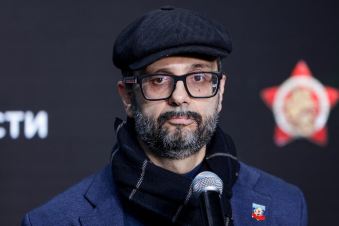 Винченцо Лоруссо, итальянский журналист, с российским паспортом в руках.