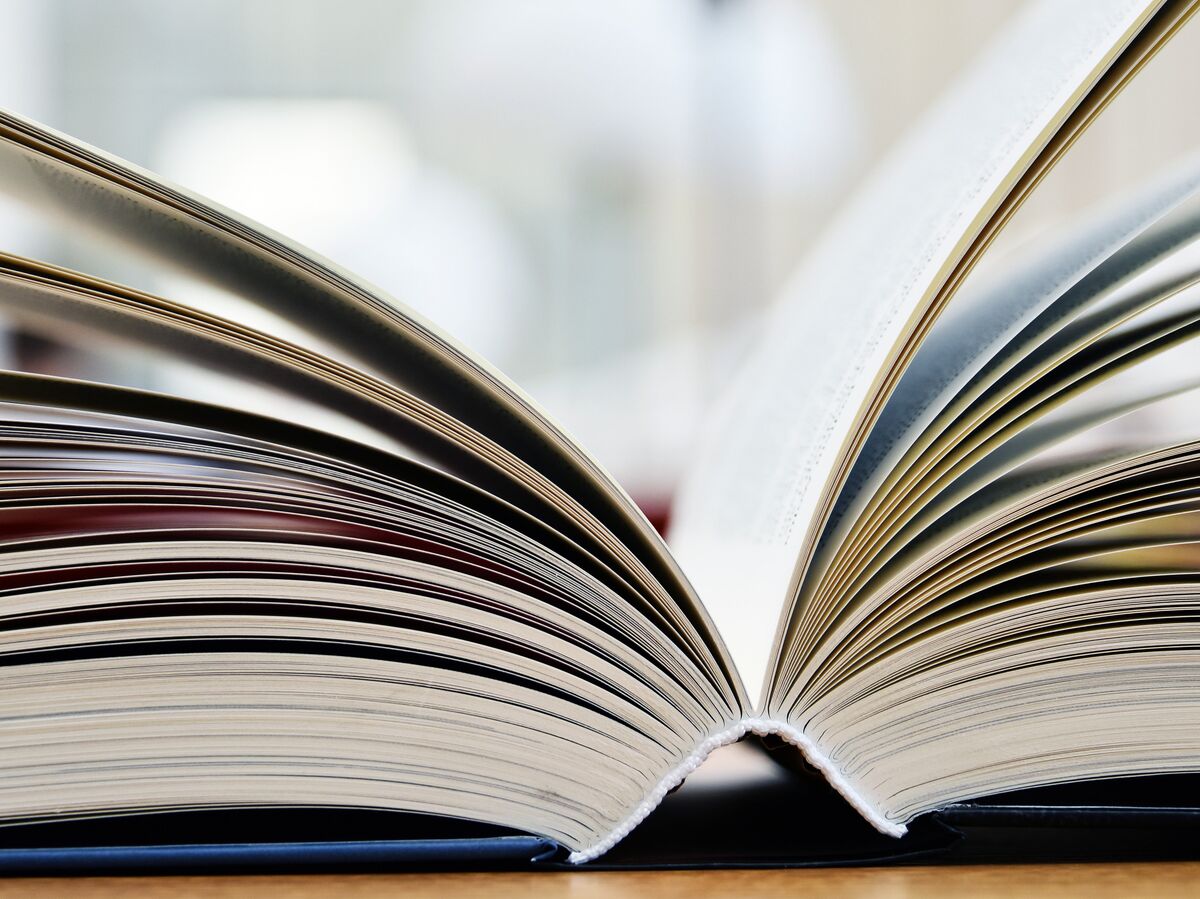 Мужчина читает книгу