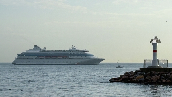 Круизный лайнер в море