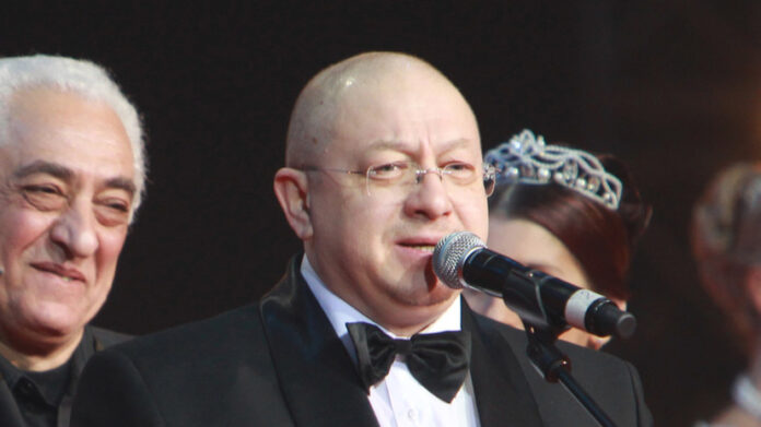 Александр Пантыкин, музыкант и философ, держит гитару, на которой лежит книга Иосифа Бродского.