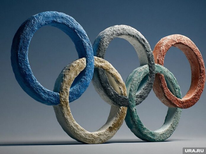 Мама и сын, одетые в спортивную одежду, улыбаются на фоне заснеженного горного склона.