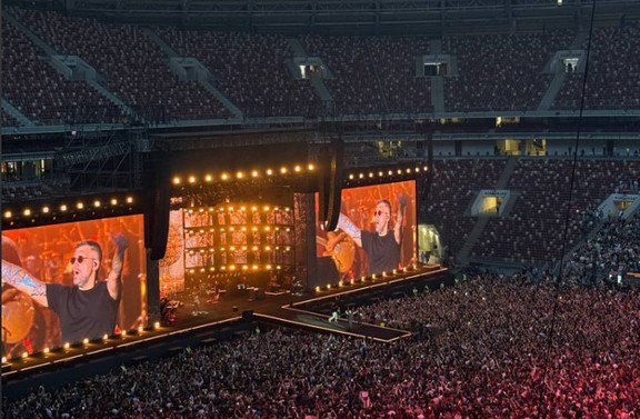 Кадр из фильма Руки Вверх