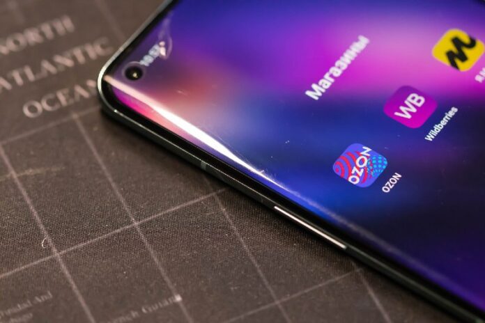 Изображение, символизирующее обманчивую рекламу и маркетинговые уловки, где тени на прилавке создают иллюзию ценности товара, а текст намекает на различие между реальными отзывами и фальшивыми восхвалениями, а также на роль не совсем честных методов в стимулировании продаж.